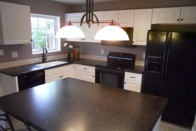Kitchen - traditional kitchen idea in Denver