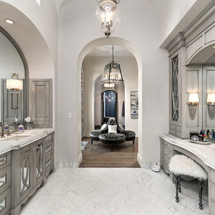 Ispirazione per un'ampia stanza da bagno padronale moderna con ante con bugna sagomata, ante grigie, vasca freestanding, doccia alcova, WC a due pezzi, piastrelle multicolore, piastrelle a specchio, pareti bianche, pavimento in gres porcellanato, lavabo a bacinella, top in marmo, pavimento multicolore, porta doccia a battente e top multicolore