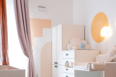 Réalisation d'une petite chambre de bébé neutre design avec un mur orange, parquet clair, un sol beige, un plafond en papier peint et du papier peint.