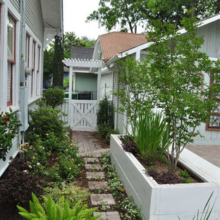 Aménagement d'un jardin surélevé latéral classique.