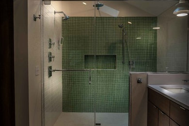 This is an example of a modern bathroom in Cleveland.