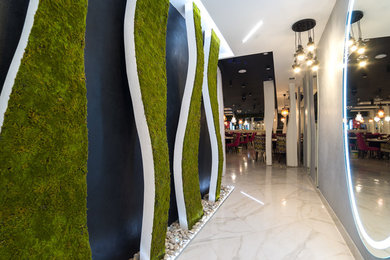 Стильный дизайн: коридор среднего размера в современном стиле с черными стенами, полом из керамогранита и белым полом - последний тренд