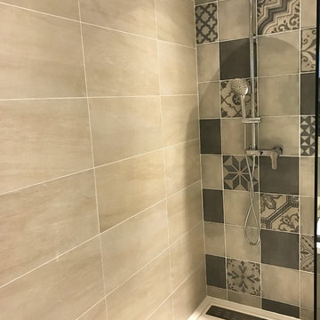 Salle de bains imitation carreaux de ciment mixés avec 30x60