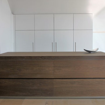 Repräsentative Küche mit Nebenküche einer modernen Villa in Wien