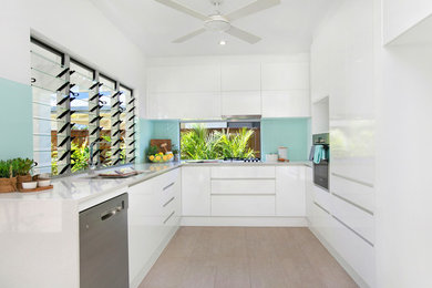 Inspiration for a modern kitchen in Cairns.