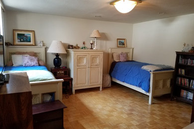 Imagen de habitación de invitados de tamaño medio con paredes beige