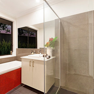 Bäder mit roten Fliesen und Quarzit-Waschtisch Ideen, Design & Bilder