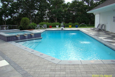 Foto de piscina actual grande a medida en patio trasero con adoquines de hormigón
