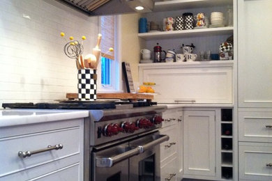 Kitchen - traditional kitchen idea in Philadelphia