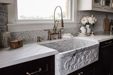 Example of a kitchen design in Cleveland