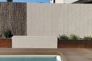 Ejemplo de piscina minimalista de tamaño medio a medida con paisajismo de piscina