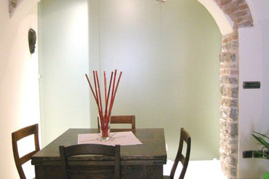 This is an example of a contemporary dining room in Bologna.