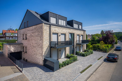Mittelgroßes, Dreistöckiges Klassisches Wohnung mit Backsteinfassade, beiger Fassadenfarbe, Satteldach und Ziegeldach in Hamburg