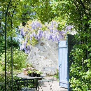 パリのカントリー風おしゃれなテラス・中庭 (日よけなし、コンクリート板舗装	) の写真