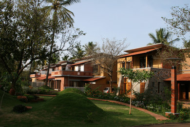 バンガロールにあるアジアンスタイルのおしゃれな家の外観の写真