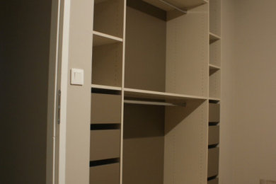 Ejemplo de armario unisex tradicional de tamaño medio con armarios abiertos y puertas de armario de madera clara