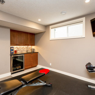 カルガリーの大きいトラディショナルスタイルのおしゃれな多目的ジム (グレーの壁) の写真