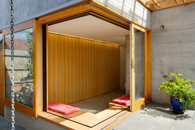 Modern inredning av ett litet hemmastudio, med betonggolv och grått golv