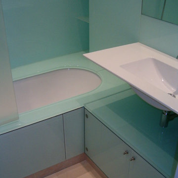 Salle de bain en produits verriers laqués