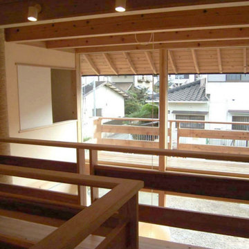 【木造真壁ソーラーハウス】２階廊下と吹抜け空間