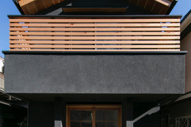 Ejemplo de fachada de casa negra y negra de estilo americano pequeña de dos plantas con tejado a dos aguas y tejado de metal