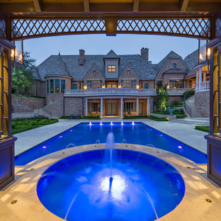 ダラスの大きい長方形トラディショナルスタイルのおしゃれなプール (噴水) の写真