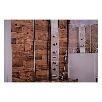 Revestimiento Simil madera petrificada en baño y escalera