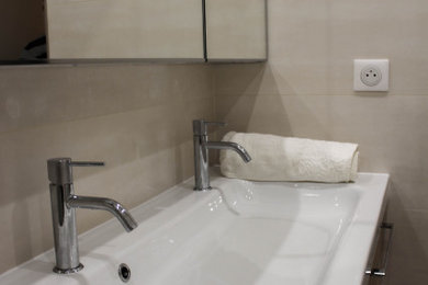 Cette photo montre une petite salle de bain chic avec un plan de toilette blanc et meuble double vasque.
