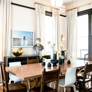 На фото: с высоким бюджетом гостиные-столовые среднего размера в стиле современная классика с розовыми стенами, паркетным полом среднего тона и коричневым полом без камина