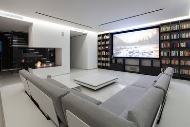 Idee per un grande home theatre design aperto con pareti bianche, parete attrezzata e pavimento bianco
