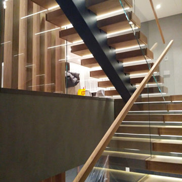 Консольная лестница со стеклянными ограждениями