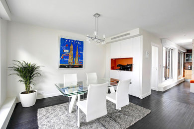 Idées déco pour une grande salle à manger contemporaine avec un mur blanc, un sol en bois brun et un sol noir.
