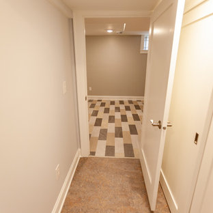 Exempel på en klassisk hall, med grå väggar, linoleumgolv och beiget golv