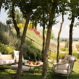 Geräumiger, Geometrischer, Halbschattiger Stilmix Hanggarten im Frühling in London