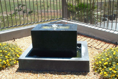 Inspiration for a contemporary landscaping in Orange County.