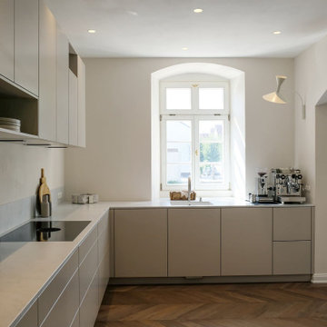 Cuisine personnalisée aux façades sans poignées blanches mates.