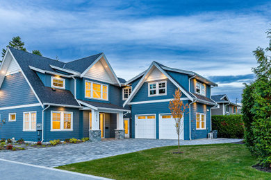 Example of an arts and crafts home design design in Vancouver