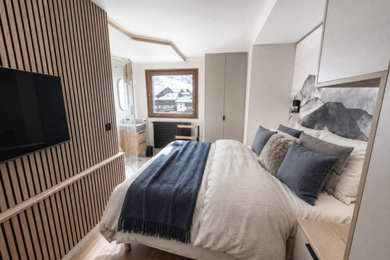 Inspiration pour une chambre parentale chalet de taille moyenne avec un sol en vinyl et du papier peint.