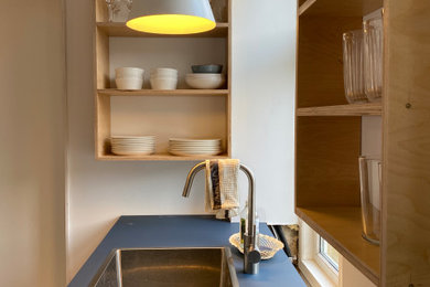 Exempel på ett litet skandinaviskt kök med öppen planlösning, med grå skåp och rostfria vitvaror