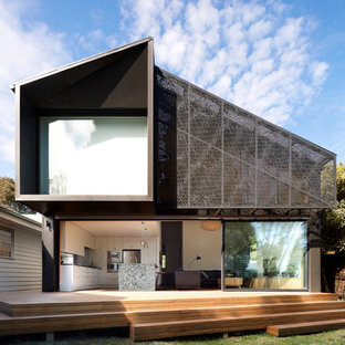 Mittelgroßes, Graues Modernes Einfamilienhaus mit Metallfassade, Satteldach und Blechdach in Melbourne
