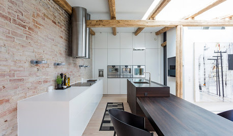 Gammel lagerbygning forvandlet til moderne byhus med drømmekøkken