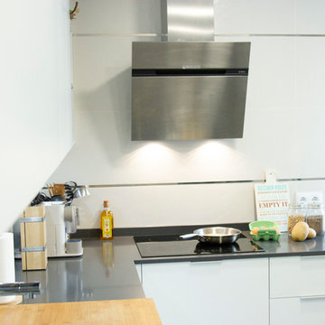 Cocina moderna, pequeña y blanca