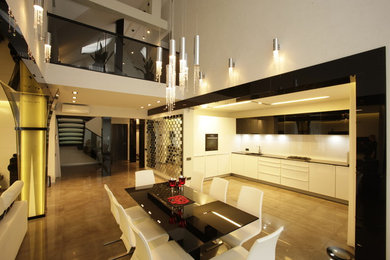 Пример оригинального дизайна: большая открытая гостиная комната в современном стиле с белыми стенами, полом из керамогранита, подвесным камином, телевизором на стене и серым полом