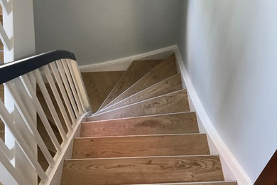 Gewendelte, Mittelgroße Moderne Treppe mit Holz-Setzstufen in Berlin