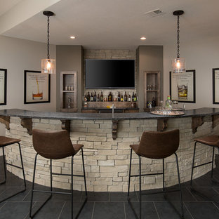 Klassisk inredning av en svarta parallell svart hemmabar med vask, med öppna hyllor, beige stänkskydd, stänkskydd i stenkakel och svart golv