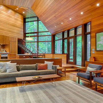 Frank Lloyd Wright-Inspired Lakeside Home