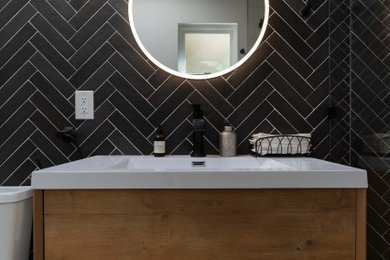 サンフランシスコにあるラグジュアリーなモダンスタイルのおしゃれな浴室 (中間色木目調キャビネット、黒いタイル、珪岩の洗面台、白い床、白い洗面カウンター、洗面台1つ、フローティング洗面台) の写真