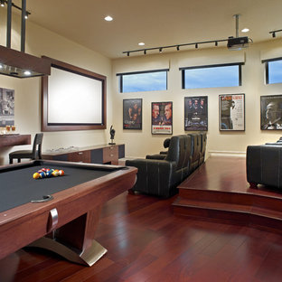 Idée de décoration pour une salle de cinéma design avec un mur blanc et un sol rouge.