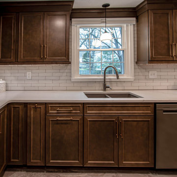 Maple Stained Shaker Kitchen Cabinets with Peninsula Bar