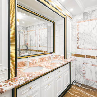 Bäder mit Marmor-Waschbecken/Waschtisch und oranger Waschtischplatte